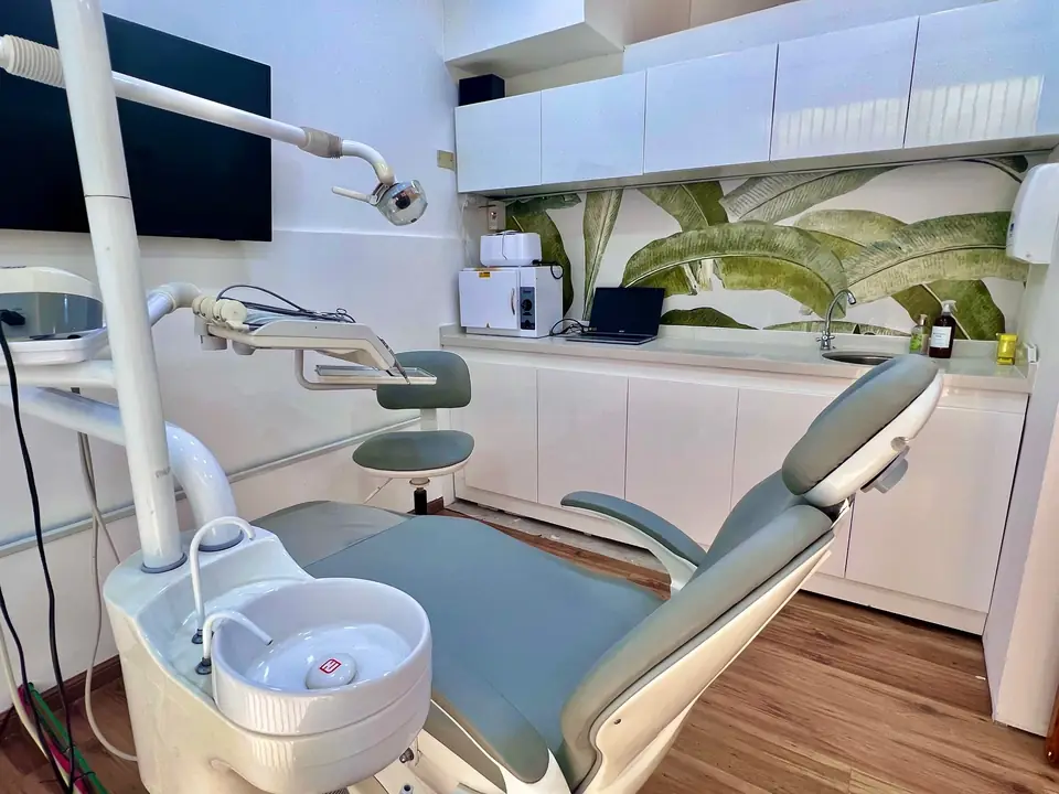 Sillón odontológico y box de atención del consultorio de Funes