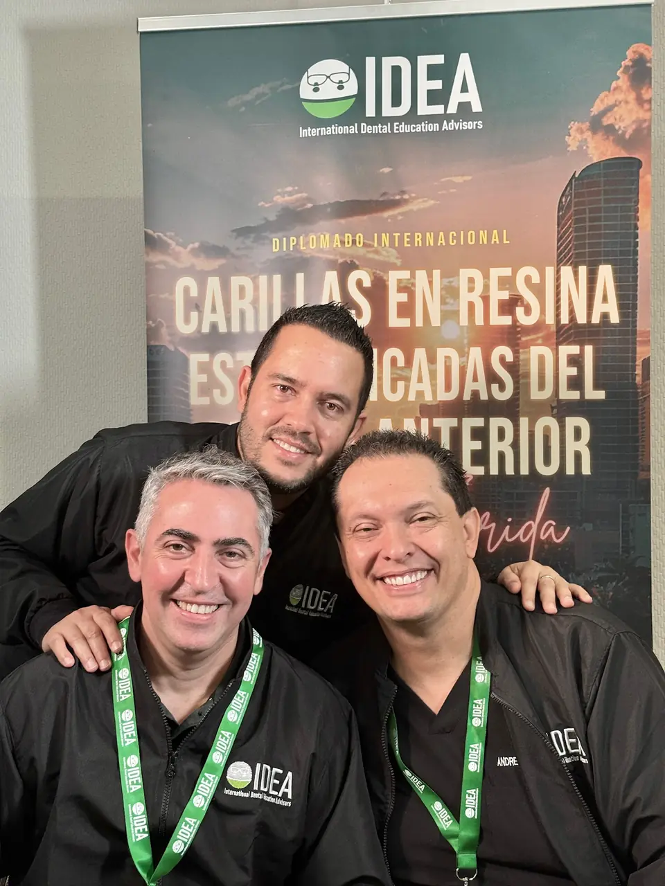 Dr. Jaime con colegas en el curso de carillas en resina estratificadas del sector anterior, Miami