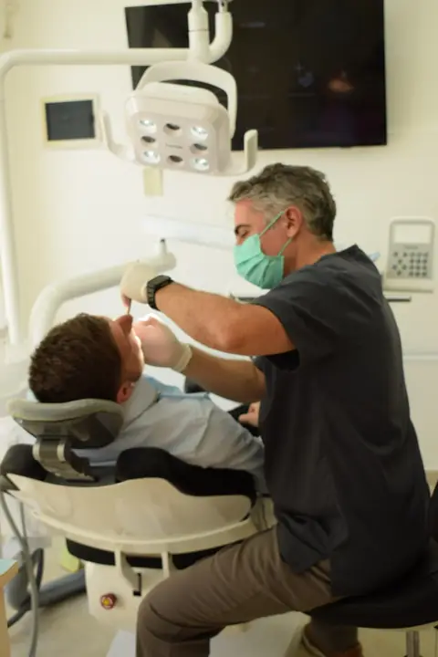 Dr. Jaime atendiendo a un paciente en su consultorio de Funes