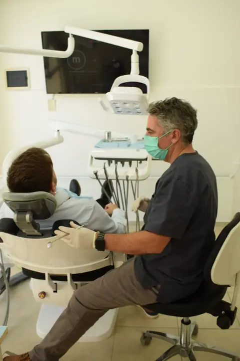 Consulta odontológica con el Dr. Maximiliano Jaime en Funes