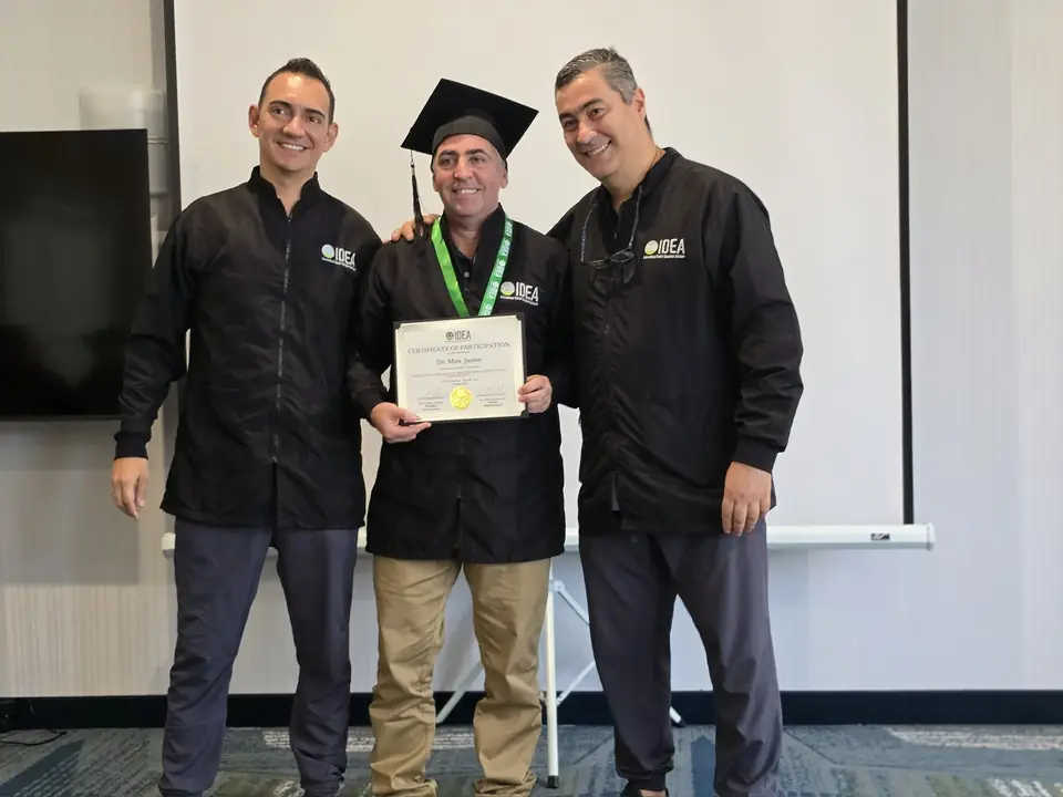 Dr. Jaime recibiendo su diploma de IDEA Educators en Miami