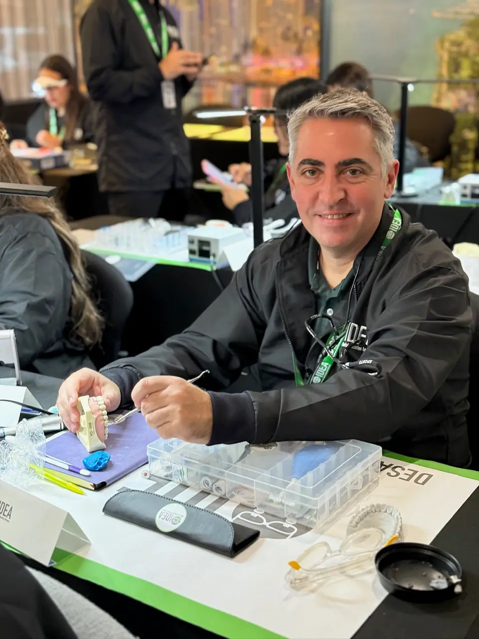 Dr. Jaime en la formación de estética dental de IDEA Educators