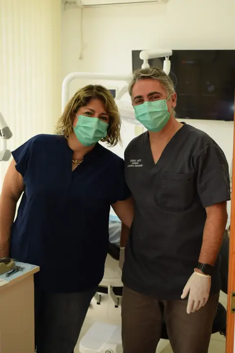 Dr. Jaime junto a su asistente en el consultorio de Funes