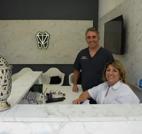 Dr. Maximiliano Jaime y su asistente en la recepción del consultorio odontológico de Funes