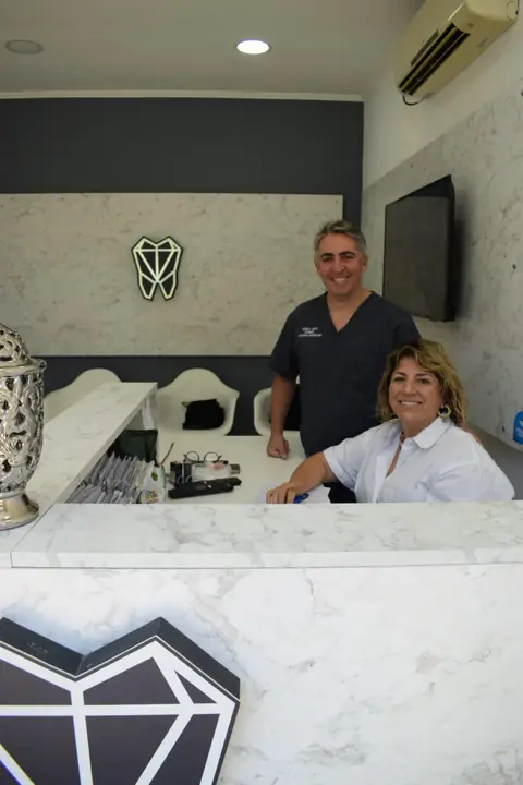 Recepción de Maxi Jaime Odontología con el Dr. Jaime y su asistente